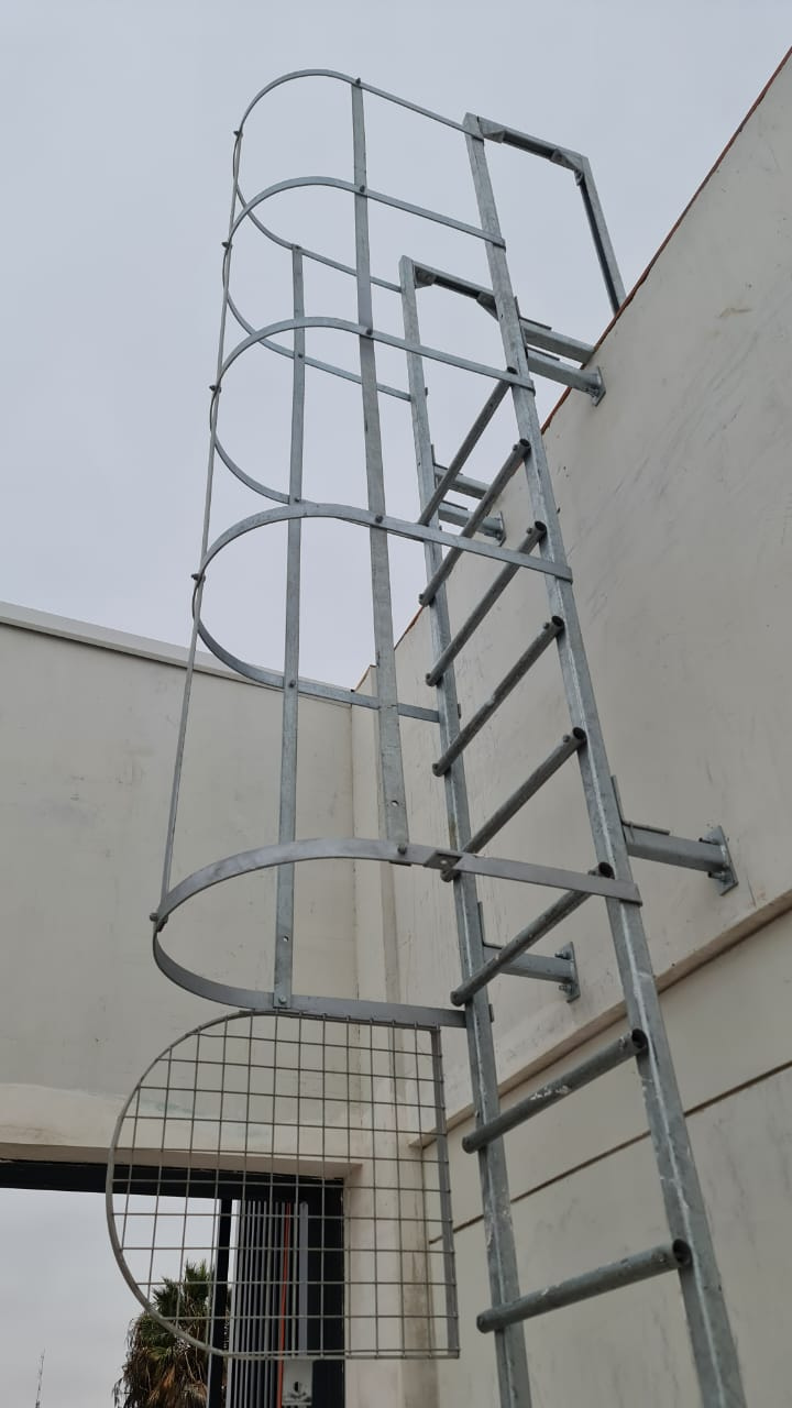 Escalera Metálica de Acceso Vertical – Compatible con Línea de Vida L600