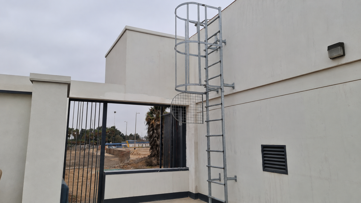Escaleras y barandas metálicas para industria y obras - SEGITEC